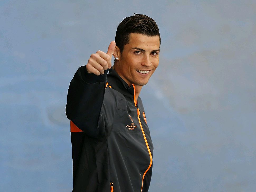 一斯佩齐亚球迷掉进看台和球场之间的沟里，被送进重症监护室（斯佩齐亚球迷跌入看台与球场之间沟渠，伤重送入重症监护室）