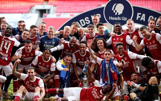 记者：于汉超正在参加B级教练培训班，下赛季将担任申花助教（记者：于汉超攻读B级教练证，下赛季将出任申花助教）