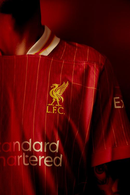 法兰克福球迷诺坎普燃放焰火投掷玻璃杯（法兰克福球迷在诺坎普燃放烟火并投掷玻璃杯）