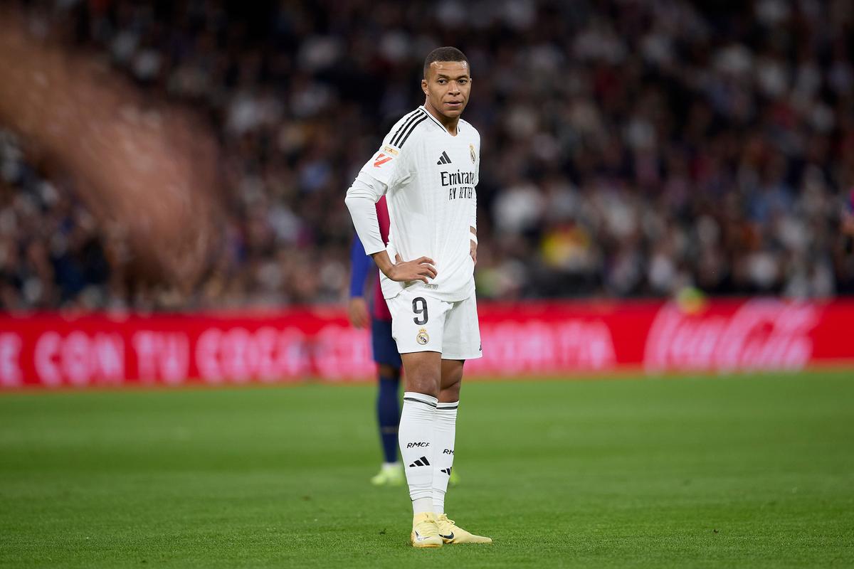 开场29分钟3球，姆巴佩完成欧冠历史第三早的帽子戏法（姆巴佩开场29分钟戴帽，欧冠史上第三快）