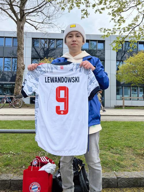 巴萨官方：拉菲尼亚继续进行个人训练，处在康复的最后阶段（巴萨通报：拉菲尼亚继续单独训练，康复进入收尾阶段）