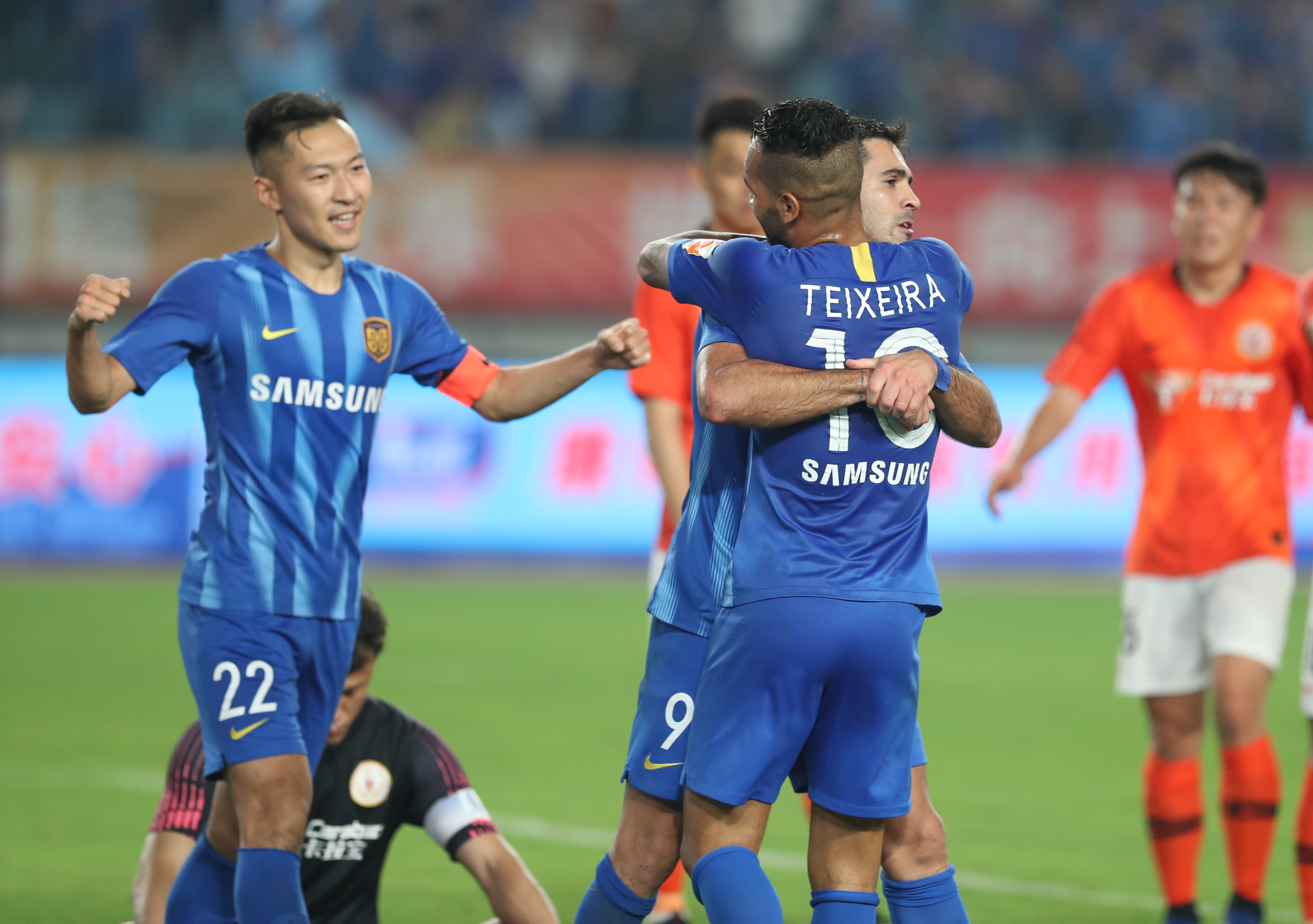 意媒：孔蒂明天回归那不勒斯，要求冬窗实质性引援以重振球队（意媒称孔蒂将于明日重返那不勒斯，要求冬窗重磅补强助球队反弹）