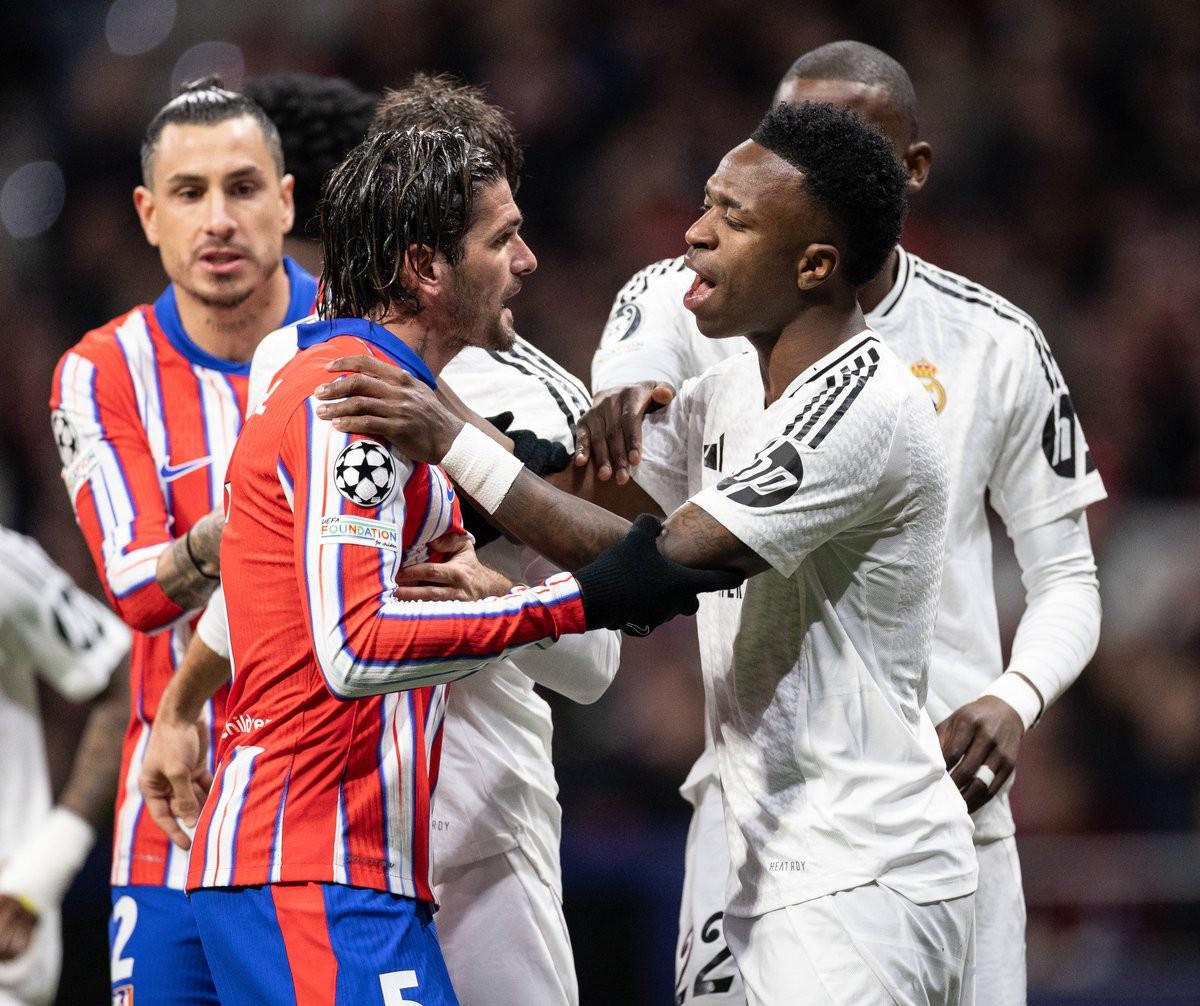 球星连续制造杀伤，把对手打崩（球星火力全开连番冲击，令对手崩盘）