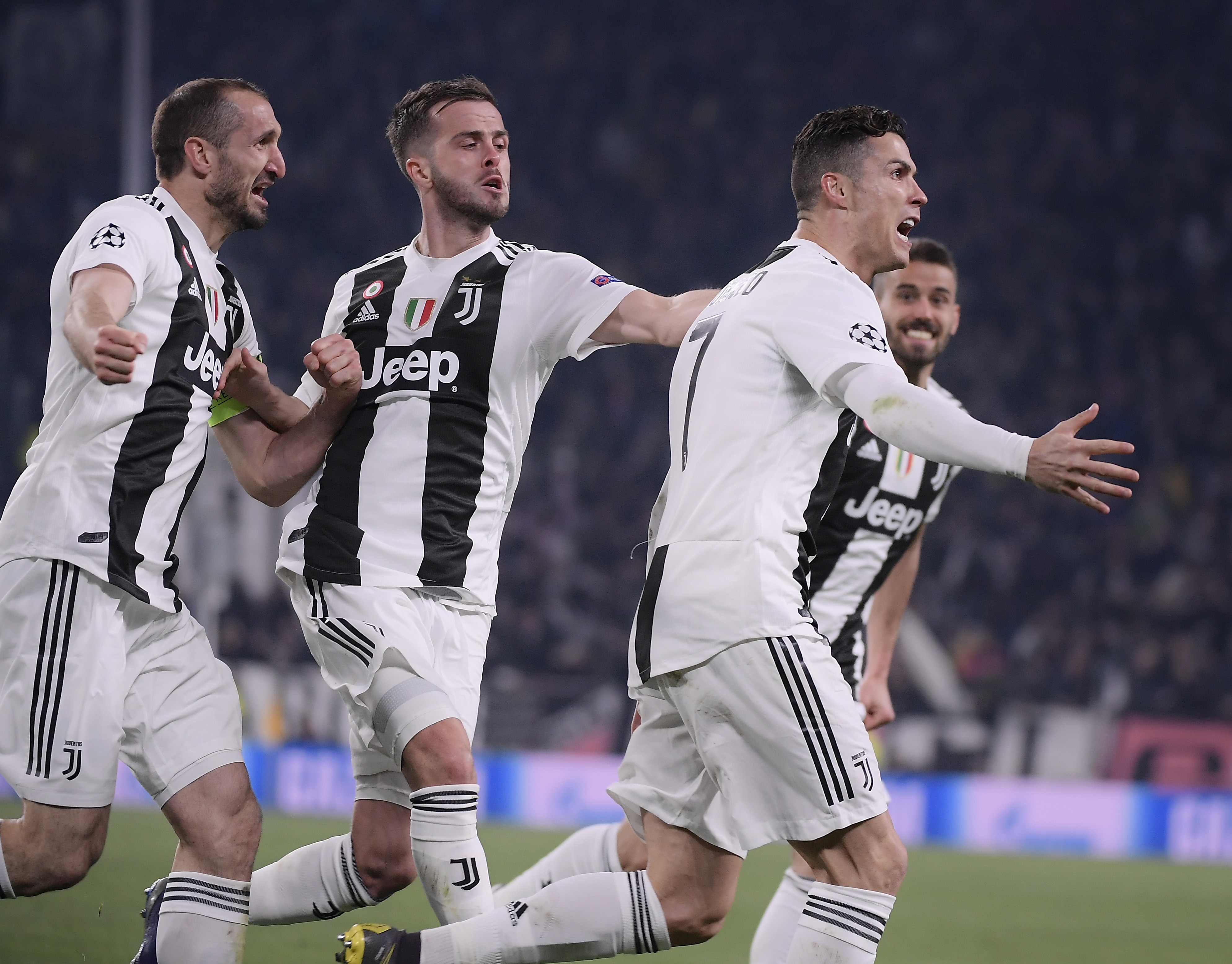 广州防守铁血令人叫好（广州铁血防守赢得喝彩）