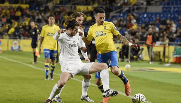 邮报：明年世界杯上下半场中段设强制补水时间，每次三分钟（《邮报》：明年世界杯将在上下半场中段增设3分钟强制补水暂停）