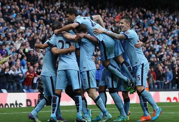 半场战报：斯图加特2-2奥格斯堡，昂达夫，米特尔施泰特点射，马森戈、法比安-里德破门（半场战况：斯图加特2-2奥格斯堡，昂达夫破门、米特尔施泰特点射，马森戈与法比安-里德回敬）